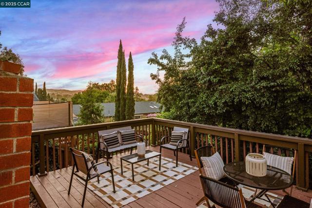 277 Holiday Hills Dr, Martinez CA: https://media.crmls.org/mediaz/e0310c08-c2a9-42a2-98b6-8e89aaf49532.jpg