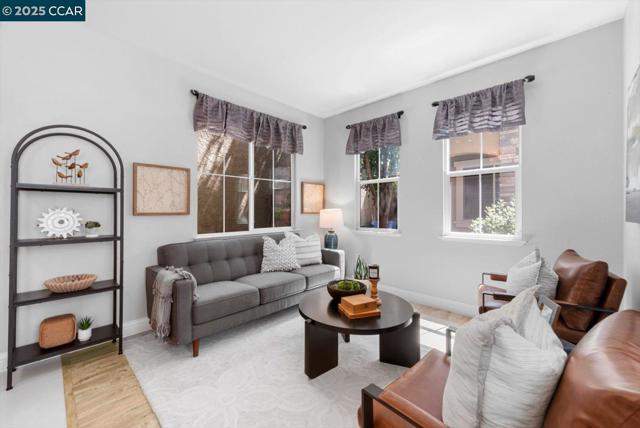 240 Alta St, Brentwood CA: https://media.crmls.org/mediaz/e03122cb-2ba9-4310-8988-9cd5b9bac0e0.jpg