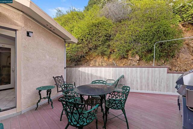 716 Gelston Pl, El Cerrito CA: https://media.crmls.org/mediaz/e031e19a-5c76-491e-8ef6-4afdba704067.jpg