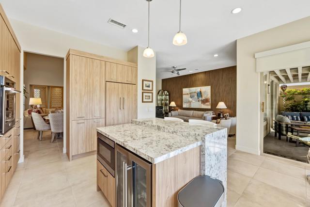 134 E Kavenish Drive, Rancho Mirage CA: https://media.crmls.org/mediaz/e0325e3d-9928-48db-bc57-e1465665fd47.jpg