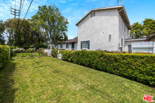 10355 Camarillo Street, Toluca Lake CA: https://media.crmls.org/mediaz/e032702e-467e-4bc1-a031-38dd61069848.jpg