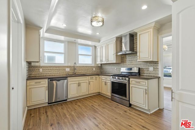 237 W Kelso Street, Inglewood CA: https://media.crmls.org/mediaz/e032faf9-7882-434f-9393-0510c2986399.jpg