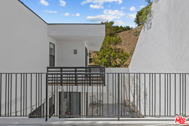 2646 Rinconia Drive, Los Angeles CA: https://media.crmls.org/mediaz/e033940e-bc4e-41ad-bbec-6ad23785f55f.jpg