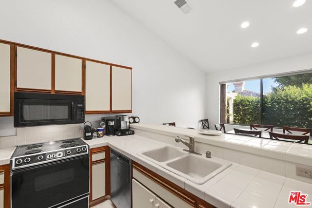76645 Sheba Way, Palm Desert CA: https://media.crmls.org/mediaz/e035d3c1-6ed9-4d10-88c3-426edeb4cf0f.jpg