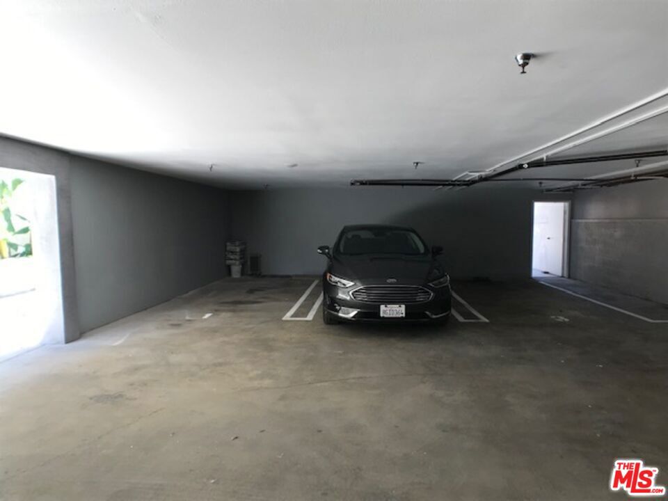 https://media.crmls.org/mediaz/e036617a-1ac6-4f79-9154-2f7d2a27f74a.jpg?preset=X-Large