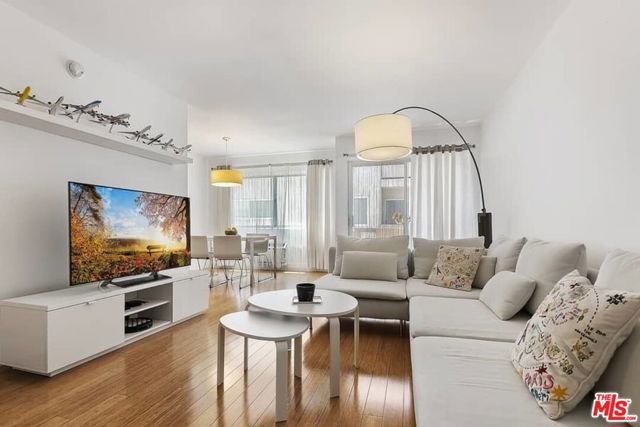 525 N Sycamore Avenue, Los Angeles CA: https://media.crmls.org/mediaz/e038923c-6faf-4b7d-a5cd-48ef2ffc7356.jpg