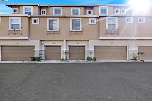 710 City Walk Pl, Hayward CA: https://media.crmls.org/mediaz/e03907f6-e61a-4134-ba81-771fdc71cbf1.jpg