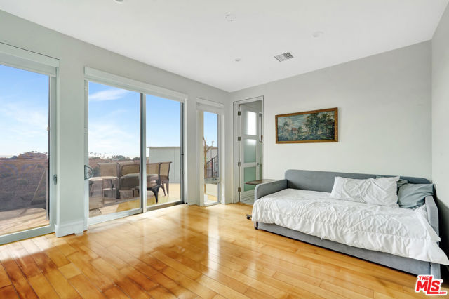 28405 Via Acero Street, Malibu CA: https://media.crmls.org/mediaz/e039f3ec-8c83-4002-ae56-88c69e789b88.jpg
