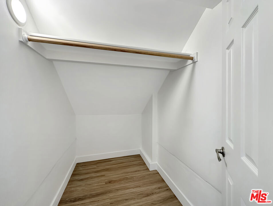 https://media.crmls.org/mediaz/e03d6128-dfc6-47f4-b210-2f203699219e.jpg?preset=X-Large
