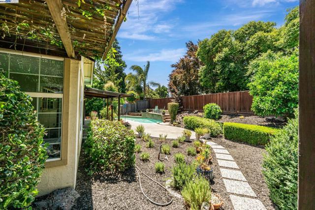 36 Barcelona Ct, Danville CA: https://media.crmls.org/mediaz/e03ddb7f-eccc-4829-9c9a-eefd5fd0e7f6.jpg