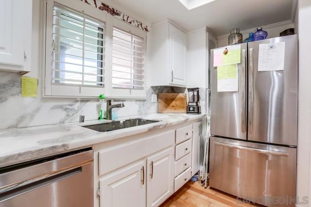 7560 Eads Ave, La Jolla CA: https://media.crmls.org/mediaz/e03efe6e-2513-4a3b-914d-76f4362d13e7.jpg