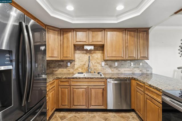 104 Fountainhead Ct, Martinez CA: https://media.crmls.org/mediaz/e03f04e8-a236-4fce-b421-437f85b6f93f.jpg