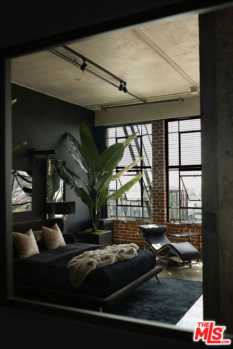 https://media.crmls.org/mediaz/e03f18bd-5537-4f9f-82e5-b774ca71b3a1.jpg?preset=X-Large