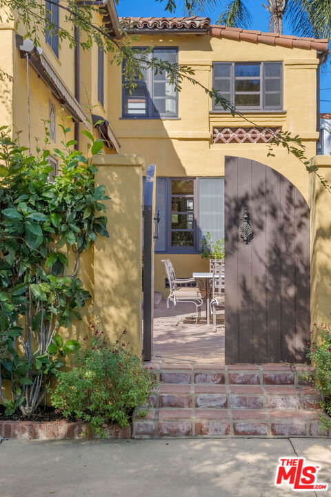 500 N Las Palmas Avenue, Los Angeles CA: https://media.crmls.org/mediaz/e03f19a9-f8d9-4537-ae79-11ba1ee095b7.jpg