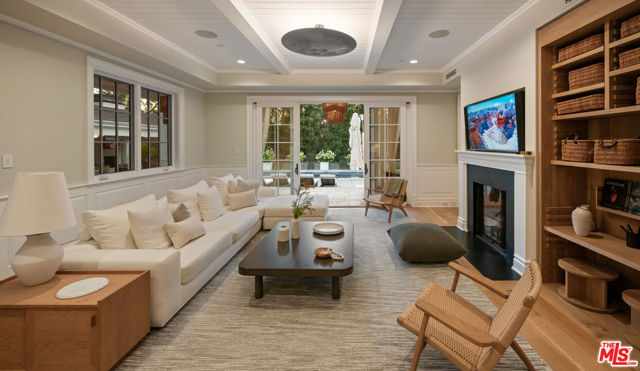 491 N Tigertail Road, Los Angeles CA: https://media.crmls.org/mediaz/e03f357c-d7d8-4d40-8880-0bf6499238db.jpg