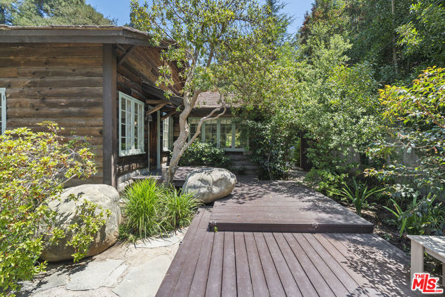3 Latimer Road, Santa Monica CA: https://media.crmls.org/mediaz/e03f57a1-6300-4fdf-bb19-8446f6ac3341.jpg