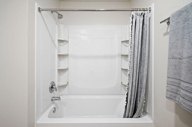 Image 20 of 25 For 78650 Avenue 42  1005