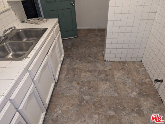 8472 S Main Street, Los Angeles CA: https://media.crmls.org/mediaz/e04127a7-f299-4ca2-a875-c19e0ba5c701.jpg