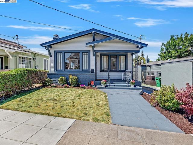 5407 Roberts Ave, Oakland CA: https://media.crmls.org/mediaz/e0413060-05a6-48ab-9b60-e8605f4157f6.jpg