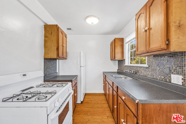 422 S Coronado Street, Los Angeles CA: https://media.crmls.org/mediaz/e0416871-e717-48be-9a8b-14fef60008d0.jpg