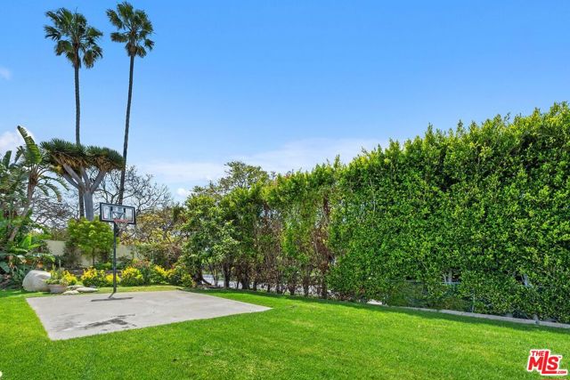 400 Chautauqua Boulevard, Pacific Palisades CA: https://media.crmls.org/mediaz/e041b70e-34fd-4276-b9fd-f0f063ff253d.jpg