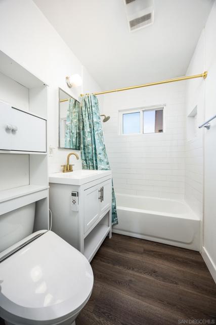 2434 Meadow Lark Dr, San Diego CA: https://media.crmls.org/mediaz/e041e537-92db-4501-b39a-21a41e9a4181.jpg