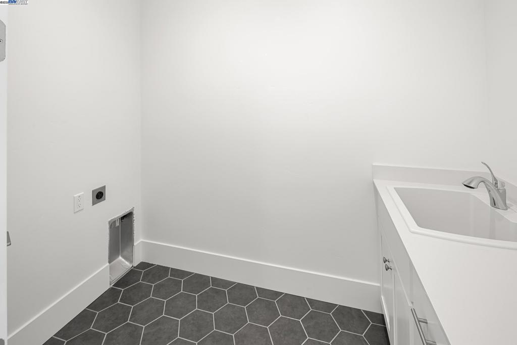 https://media.crmls.org/mediaz/e042d861-3672-4fe0-8b1a-07c7de6c5145.jpg?preset=X-Large