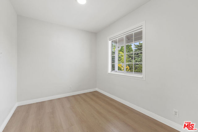 10914 Mcvine Avenue, Sunland CA: https://media.crmls.org/mediaz/e042eb27-ec9b-460e-860d-5ed0f5292625.jpg