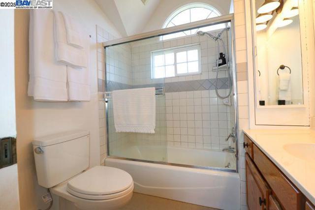 828 Everett Ave, Oakland CA: https://media.crmls.org/mediaz/e0432c4c-c902-49e5-8825-542b78e0437c.jpg