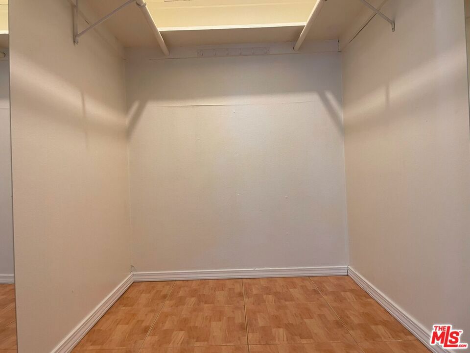 https://media.crmls.org/mediaz/e0438d3f-ac2b-4a7a-ab90-3d9a46c1f170.jpg?preset=X-Large