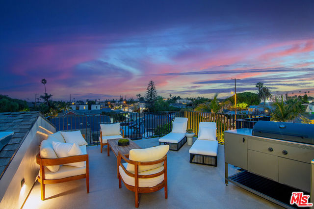 745 E Sunset Avenue, Venice CA: https://media.crmls.org/mediaz/e043947d-5168-4c02-8b75-c3502819de32.jpg