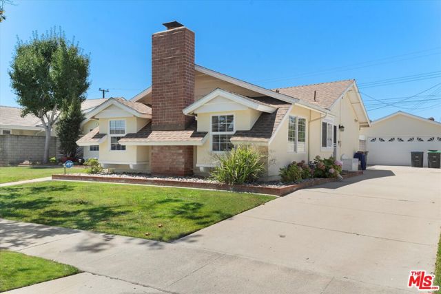 11521 Davenport Road, Los Alamitos CA: https://media.crmls.org/mediaz/e043f9e4-ff76-457d-b91d-058c92c0595f.jpg