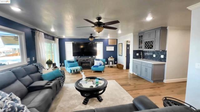 4911 Cabrillo Pt, Discovery Bay CA: https://media.crmls.org/mediaz/e04403d1-3c6a-4c4b-8480-d91faede3532.jpg