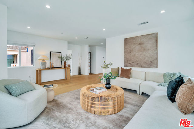 7832 Croydon Avenue, Los Angeles CA: https://media.crmls.org/mediaz/e044475c-f560-4cc5-afe7-cfc072971e20.jpg