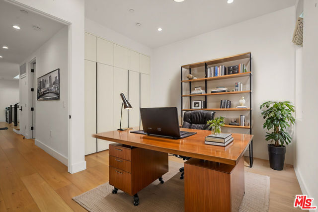 1037 21st Street, Santa Monica CA: https://media.crmls.org/mediaz/e045239f-c7c2-4ae7-a853-eb11cfaad1ba.jpg