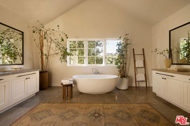 1319 Amalfi Drive, Pacific Palisades CA: https://media.crmls.org/mediaz/e0457ac0-d04a-4e54-b4dc-79f2dc852f49.jpg