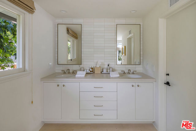 13214 Riviera Ranch Road, Los Angeles CA: https://media.crmls.org/mediaz/e04644ad-ab21-4d3e-97ab-22110287d374.jpg