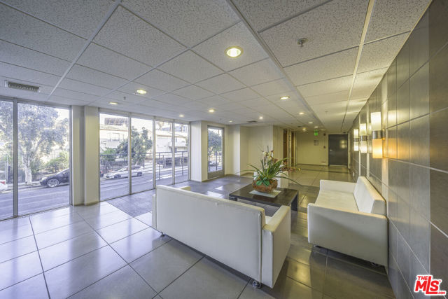733 S Manhattan Place, Los Angeles CA: https://media.crmls.org/mediaz/e04676cf-b8bd-420e-9417-0022246fbe58.jpg