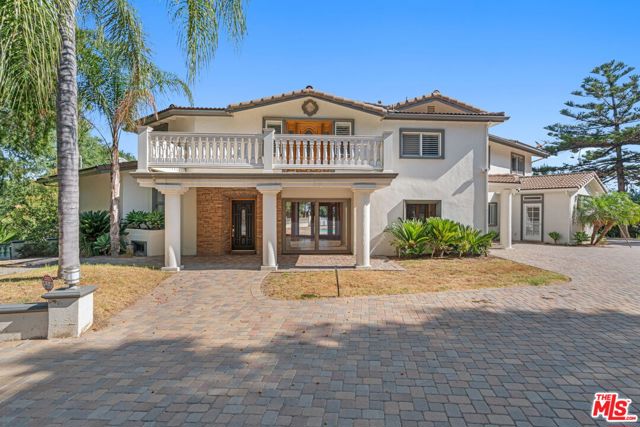 3200 Oakley Drive, Los Angeles CA: https://media.crmls.org/mediaz/e04756b7-bb24-4734-b367-45105b13b326.jpg