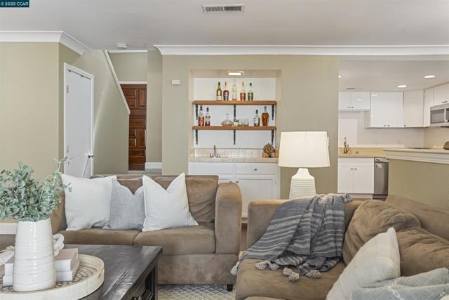 321 Via Cordova Ln, Martinez CA: https://media.crmls.org/mediaz/e0479706-593a-4cad-b073-08eb443bb4f5.jpg