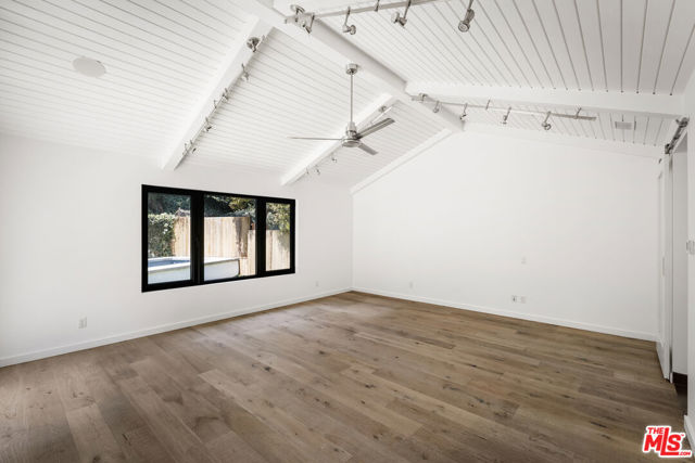 2425 Rinconia Drive, Los Angeles CA: https://media.crmls.org/mediaz/e047dcf9-163f-43a4-be10-21bbb484886f.jpg