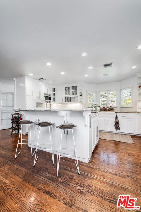 5711 Colbath Avenue, Valley Glen CA: https://media.crmls.org/mediaz/e04808f9-65e1-49e2-bebd-1e07f991b382.jpg