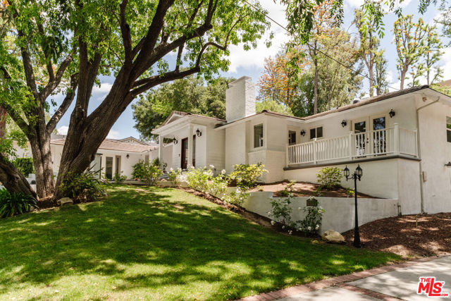 15514 Del Gado Drive, Sherman Oaks CA: https://media.crmls.org/mediaz/e0483f95-38dd-463f-95dd-cc9956d6b239.jpg