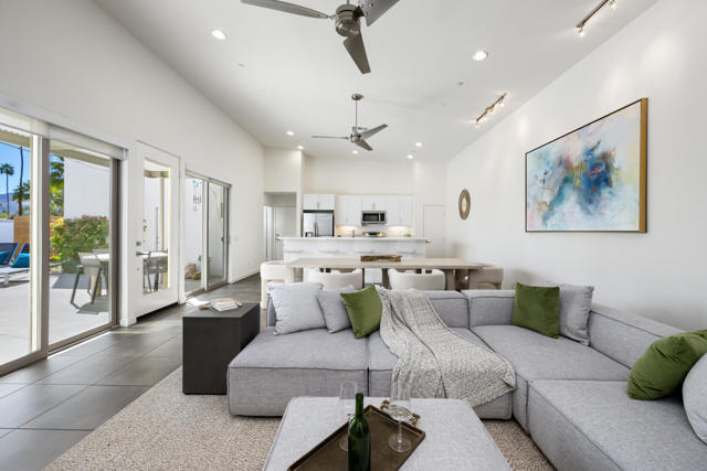 970 Oceo S Circle, Palm Springs CA: https://media.crmls.org/mediaz/e049f6b5-c778-4838-8747-30eeeb1b0a7a.jpg