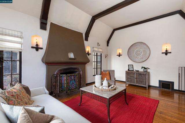 2600 55Th Ave, Oakland CA: https://media.crmls.org/mediaz/e04a023e-6ff7-44ea-86d2-4b874a7f059c.jpg