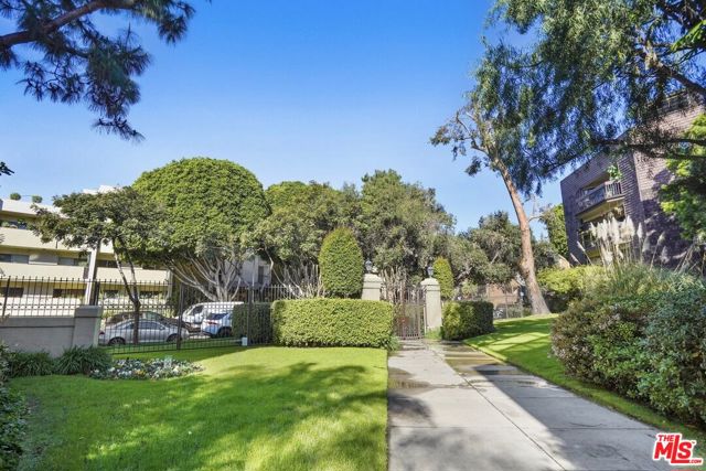 950 N Kings Road, West Hollywood CA: https://media.crmls.org/mediaz/e04c0f90-84e9-466f-872a-bd3730c075d2.jpg