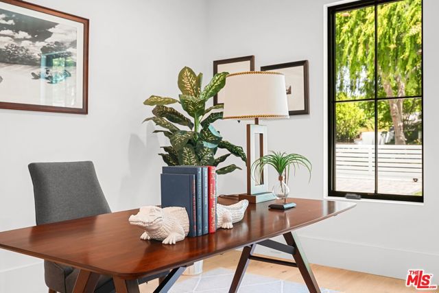 4153 Vantage Avenue, Studio City CA: https://media.crmls.org/mediaz/e04cf17a-d44e-4749-8c7f-7ca089f64e8d.jpg