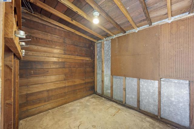 898 Union St, Alameda CA: https://media.crmls.org/mediaz/e04cf5d3-262a-4c10-a128-51a7e02d0238.jpg