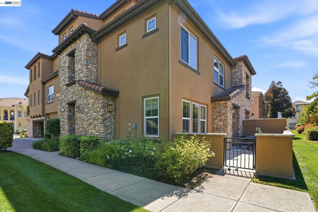 674 Selby Lane #4
