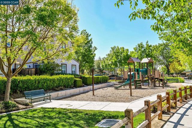 12004 Harcourt Wy, San Ramon CA: https://media.crmls.org/mediaz/e04d4b17-d463-4d6d-b34f-0b2ade3a8d14.jpg